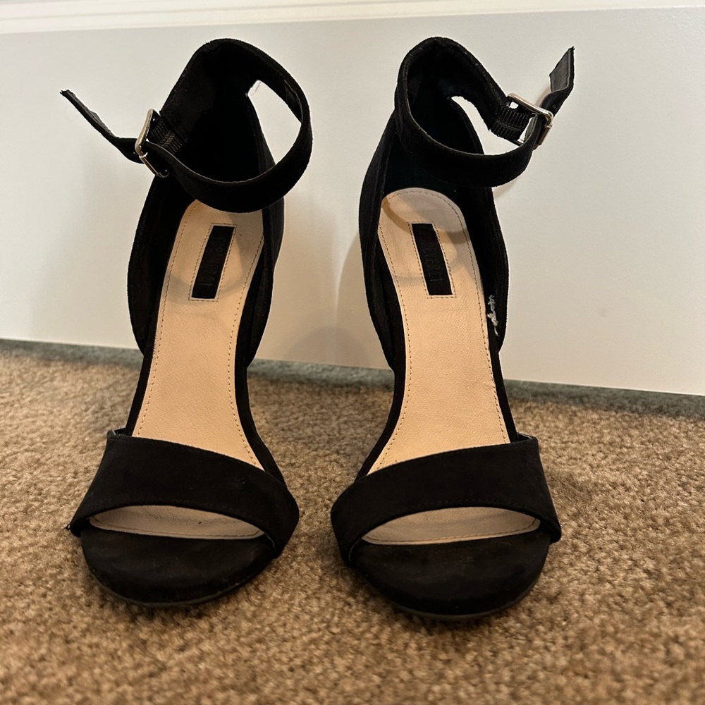 Forever 21 size 6 black suede 3.5 inch heels